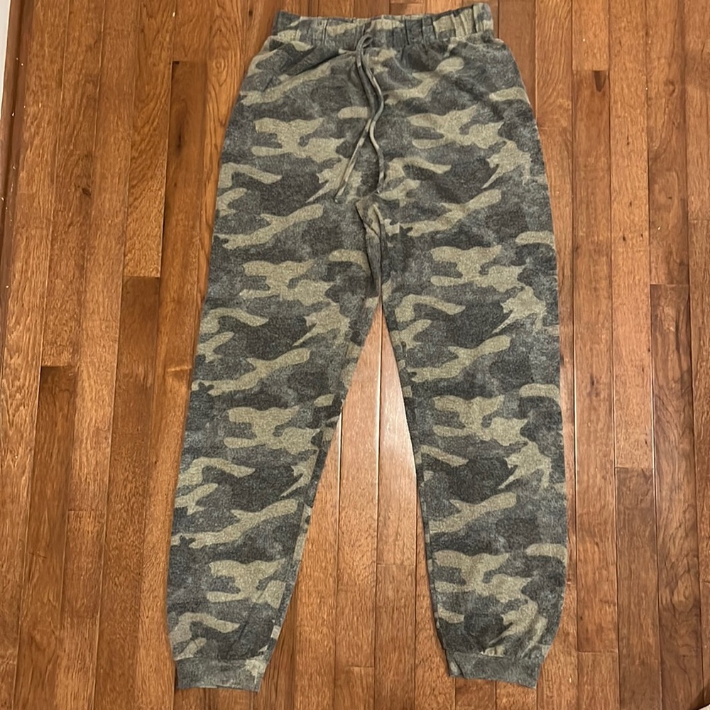 FANTASTIC FAWN CAMO GREEN JOGGERS SIZE MEDIUM, ELASTIC WAIST BAND